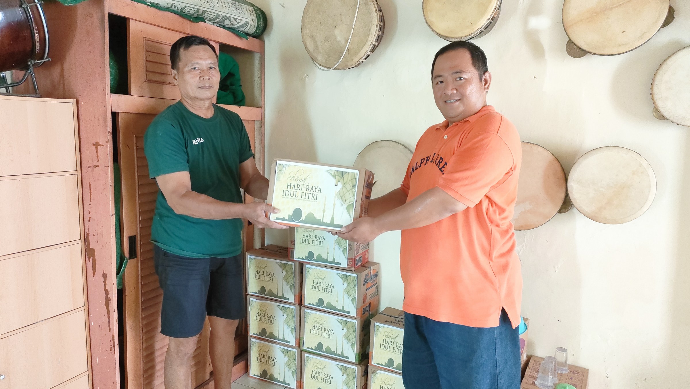 Berbagi Paket Kebutuhan Pokok kepada Warga Sekitar